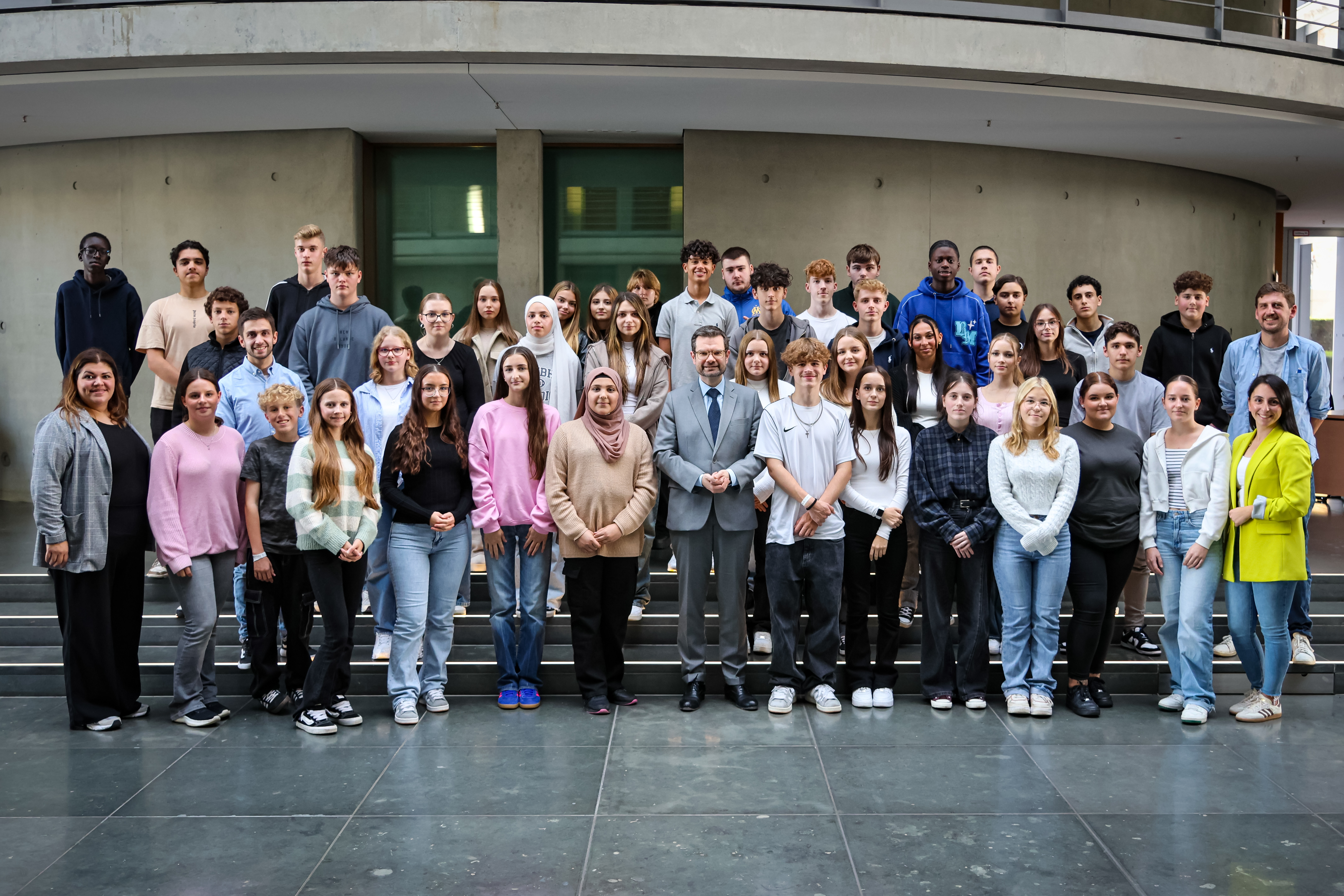 Gruppenbild der Schülerinnen und Schüler mit Marco Buschmann